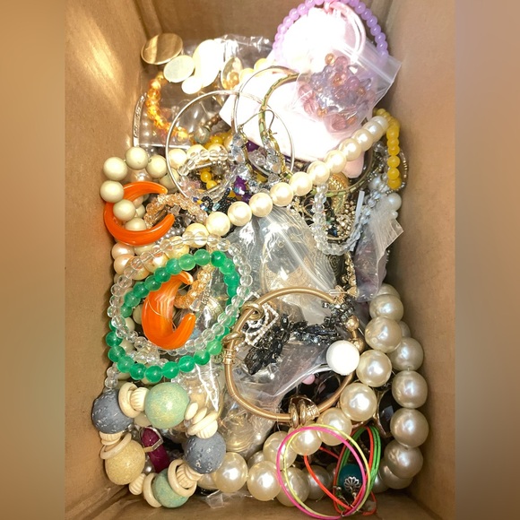 5 LB MYSTERY CRAFTING JEWELRY BOX - Picture 6 of 6